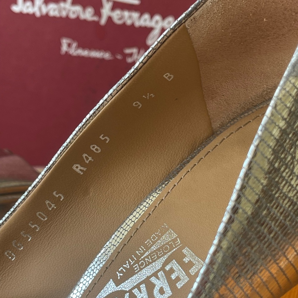 Silver SALVATORE FERRAGAMO peep toe  HEELS - Picture 5 of 10